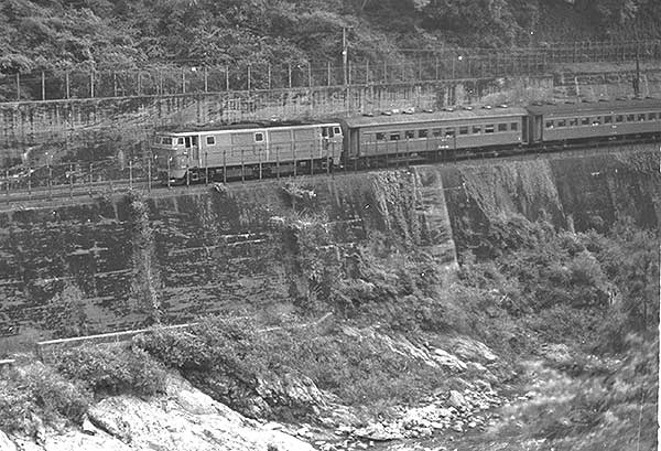山陰線保津峡駅　DD54ディーゼル機関車