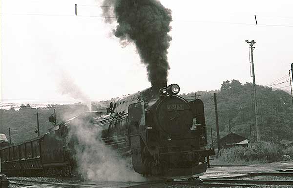 幌内線、三笠駅D5153けん引5682ㇾ石炭列車　1975年8月23日撮影