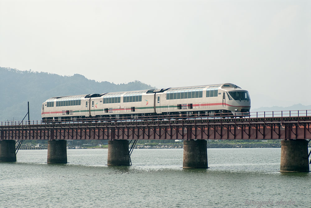由良川鉄橋を渡るタンゴエクスプローラー