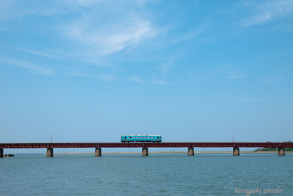 丹後鉄道の由良川鉄橋渡る、MF800型