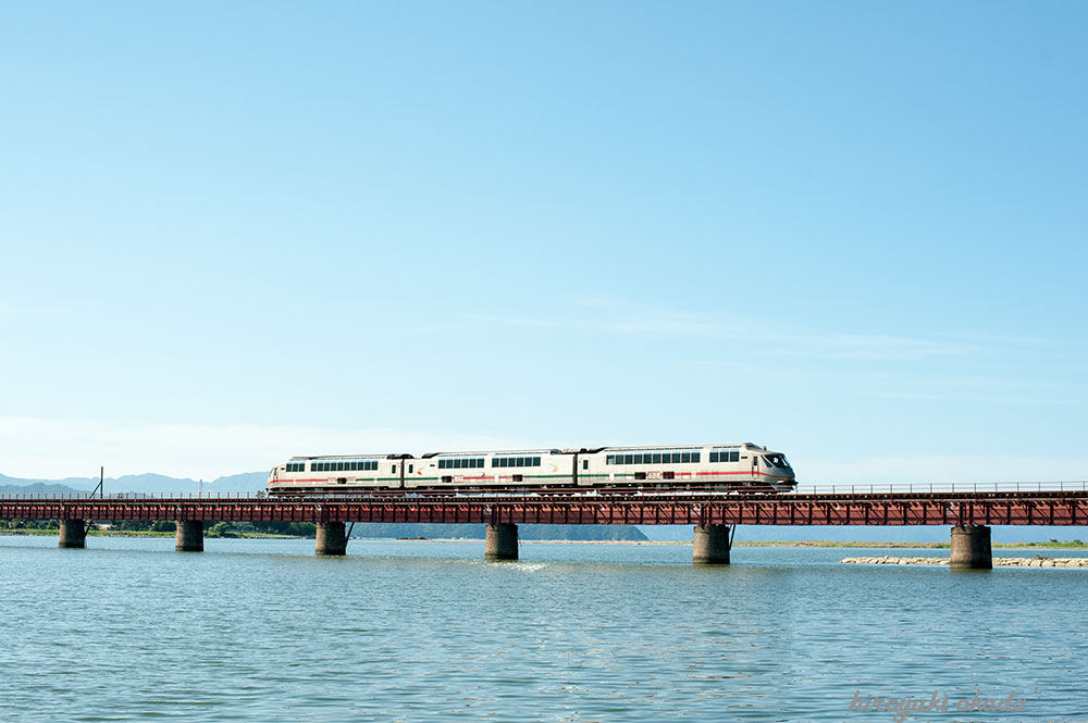 夏　由良川鉄橋を渡るタンゴエクスプローラー